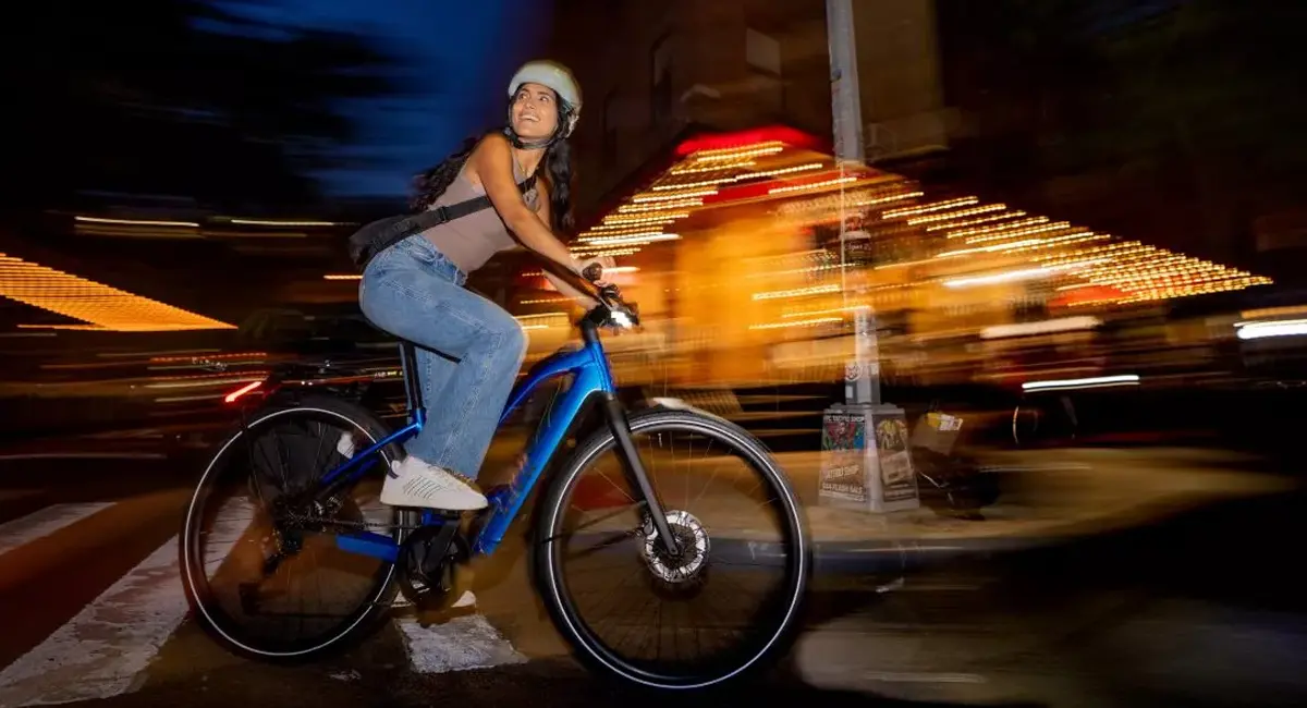 Un vendeur à un magasin de vélo